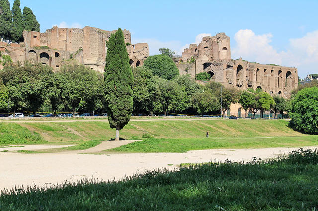 Photo: Fred Romero / Flickr / CC-BY 2.0 The Great Circus